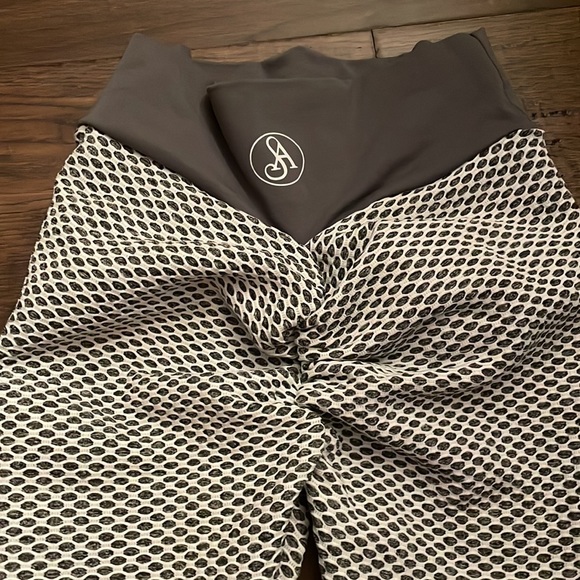 🐺 Fishnet Scrunch Leggings 🐺 - Picture 5 of 5